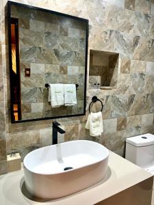 Ένα μπάνιο στο Green Paradise Bungalows