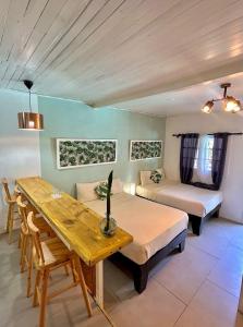 Letto o letti in una camera di Lizard King Hotel & Suites