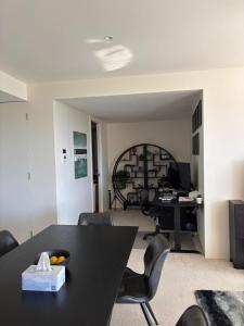 un ufficio con tavolo, sedie e scrivania di 5 star residence Room with Ensuite for rent in Benowa a Gold Coast