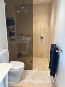 un bagno con wc, doccia e lavandino di 5 star residence Room with Ensuite for rent in Benowa a Gold Coast