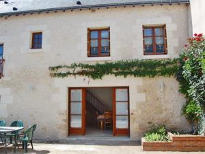 an external view of a house with a patio at Maison vigneronne XIXe cœur Val de Loire, 3 chambres, jardin, proche châteaux Vallée des Rois - FR-1-381-82 in Cangey