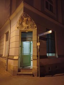 une porte menant à un bâtiment avec une porte verte dans l'établissement Müller's 2 Apartment - Self Check In, à Zwickau