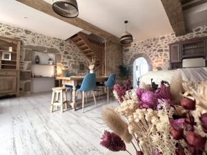 Galería fotográfica de Charmant gîte rénové avec jardin et jeux pour enfants - FR-1-489-546 en Rocles