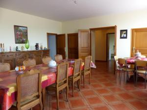 Restaurace v ubytování Maison indépendante avec cheminée et jardin clos - Montagne Bourbonnaise, proche randonnées et Vichy - FR-1-489-280 + 11 fotografií