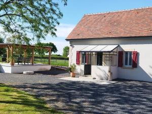 ein weißes Haus mit einem Pavillon davor in der Unterkunft Maison rénovée en Sologne Bourbonnaise avec Jardin et WiFi - FR-1-489-379 in Saligny-sur-Roudon