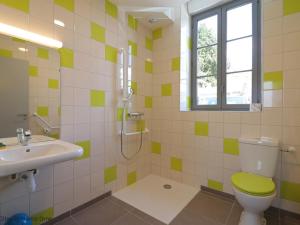 Koupelna v ubytování Gîte accessible au cœur de Lonlay-l'Abbaye, idéal pour randonnées - FR-1-497-234 + 13 fotografií