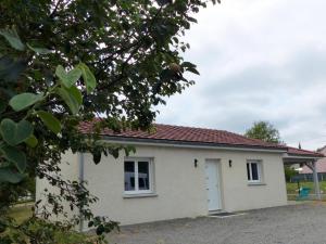 una piccola casa bianca con tetto rosso di Gîte Champêtre Confort moderne avec Terrasse, Jardin Clos et Climatisation près de Vichy - FR-1-489-492 a Saint-Rémy-en-Rollat