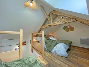 ein Schlafzimmer mit einem Etagenbett und einer Leiter in der Unterkunft Charme rustique près de Bagnoles, animaux admis, jardin et WiFi inclus - FR-1-497-222 in La Coulonche