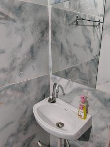 Ένα μπάνιο στο Hotel DIVYA DARSHAN