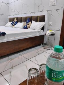 Ένα ή περισσότερα κρεβάτια σε δωμάτιο στο Hotel DIVYA DARSHAN