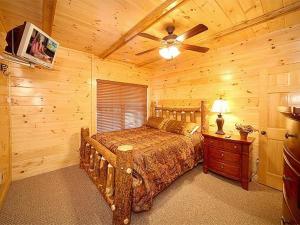 a bedroom with a bed and a ceiling fan at Sweet Dreams Holiday home in Gatlinburg