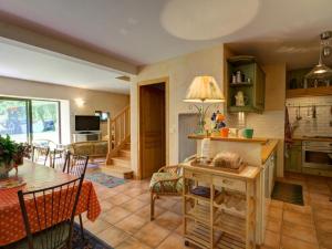 Χώρος καθιστικού στο Gîte familial en pierre avec jardin, près des chemins de randonnée et forêts, idéal détente et nature - FR-1-496-1
