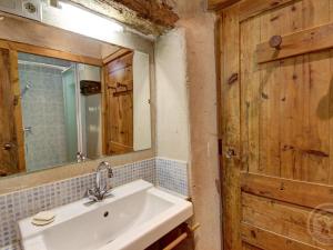 ein Badezimmer mit Waschbecken und Spiegel in der Unterkunft Vaste gîte chaleureux avec piscine, Wi-Fi et animaux admis - FR-1-496-26 in Saint-Germain-Laval + 27 Fotos