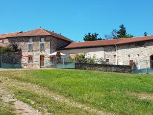 una grande casa in mattoni con un cortile di fronte di Grande maison de campagne avec cheminée, jardin et Wifi - FR-1-496-273 a Saint-Paul-de-Vézelin
