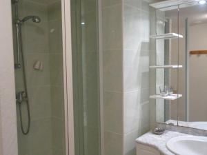 un bagno con doccia in vetro e lavandino di Grande maison de campagne avec cheminée, jardin et Wifi - FR-1-496-273 a Saint-Paul-de-Vézelin Altre 24 foto