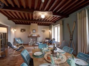 O zonă de relaxare la Maison lumineuse avec jardin, garage, jeux extérieurs, animaux acceptés - FR-1-496-291