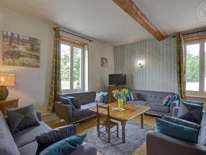 TV a/nebo společenská místnost v ubytování Gîte spacieux avec piscine, animaux acceptés, Wi-Fi et parking privé - FR-1-496-265