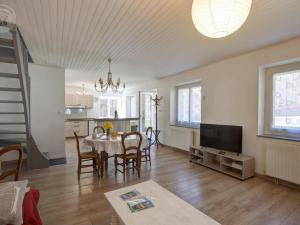 TV a/nebo společenská místnost v ubytování Charmant Gîte Rénové avec Jardin Privatif, Wifi inclus - FR-1-496-331