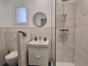 Koupelna v ubytování Gîte cosy pour 2 à Montrond-les-Bains avec parking privatif - FR-1-496-342 + 9 fotografií