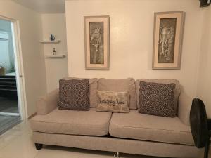 Un lugar para sentarse en Cozy suite at coco Beach , not pets