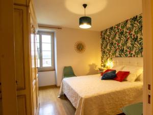 una camera da letto con un letto e una finestra di Maison familiale avec piscine privée, jeux pour enfants, salle de sport et Wifi en Dordogne - FR-1-616-70 a Cherveix-Cubas Altre 18 foto