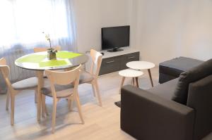 salon ze stołem i kanapą w obiekcie Magnolia Apartment w mieście Białystok