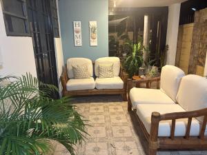 Un lugar para sentarse en Cozy suite at coco Beach , not pets