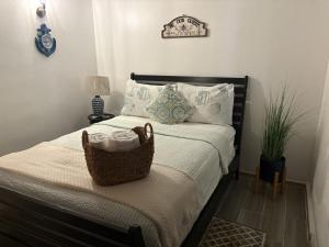 Una cama o camas en una habitación de Cozy suite at coco Beach , not pets