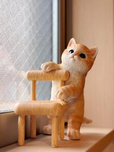 静舍JR难波站徒步8分Jr芦原桥徒步5分梅田心斋桥道顿堀黑门市场关西机场一站直达日式整栋一户建 في أوساكا: قطة تقف على سلم خشبي