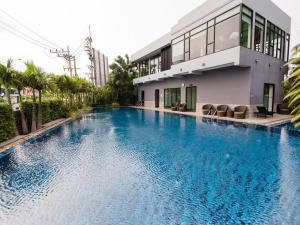a large swimming pool in front of a building at Dusit Grand Condo View Jomtien By Snap Hosting in Jomtien Beach