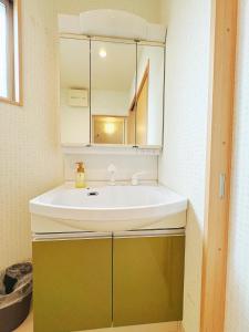 静舍JR难波站徒步8分Jr芦原桥徒步5分梅田心斋桥道顿堀黑门市场关西机场一站直达日式整栋一户建 في أوساكا: حمام مزود بحوض ومِرآة +64 صورة