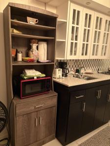Una cocina o kitchenette en Cozy suite at coco Beach , not pets