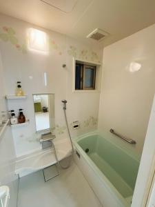 静舍JR难波站徒步8分Jr芦原桥徒步5分梅田心斋桥道顿堀黑门市场关西机场一站直达日式整栋一户建 في أوساكا: حمام مزود بحوض استحمام ومغسلة ومرآة