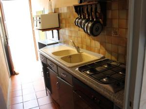 Η κουζίνα ή μικρή κουζίνα στο Maison ancienne restaurée avec cheminée, jardin privé et animaux admis - FR-1-616-388