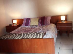 Ένα ή περισσότερα κρεβάτια σε δωμάτιο στο Maison ancienne restaurée avec cheminée, jardin privé et animaux admis - FR-1-616-388