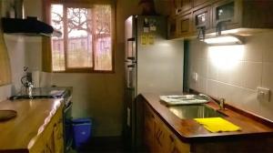 una cucina con lavello e frigorifero di Cabañas "El Arca" a Cortaderas