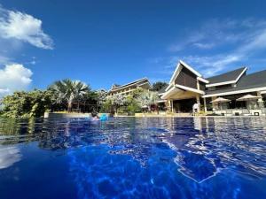 Bazén v ubytování Unit 306 Alta Vista de Boracay by David nebo v jeho okolí