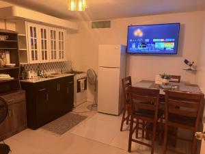 Una cocina o kitchenette en Cozy suite at coco Beach , not pets