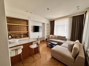 イスタンブールにあるTaksim Bosphorus Hotelの部屋にソファとテーブルがあるリビングルーム