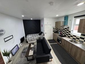 Ruang duduk di Self-Contained Studio with kitchen & bathroom - Warm Welcome Inn , Stirchley