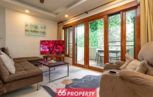 TV a/nebo společenská místnost v ubytování Spacious 2 Bedroom Apartment near Train Station - 10 Min to Old City