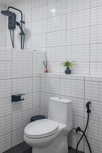 ein weißes Badezimmer mit Toilette und Dusche in der Unterkunft Sachi Minimal House Bangtao Beach - Near Muay Thai Gym in Ban Lum Fuang