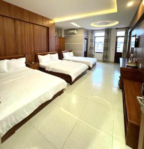 Postel nebo postele na pokoji v ubytování Kim Ngoc Khanh Hotel