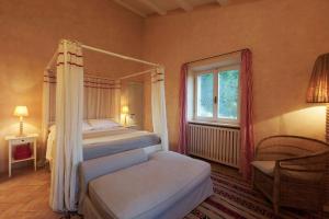 Postel nebo postele na pokoji v ubytování Villa With Views Of The Tuscan Maremma + 28 fotografií