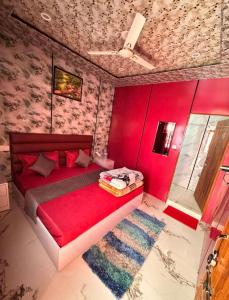 GaurikundDeepak Hotel Gaurikund的一间卧室设有红色的床和粉红色的墙壁