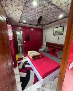 Deepak Hotel Gaurikund客房内的一张或多张床位
