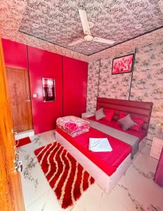 GaurikundDeepak Hotel Gaurikund的一间红色的卧室，有一张床和一面红墙