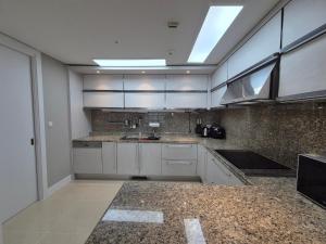 Η κουζίνα ή μικρή κουζίνα στο Haeundae Ocean View Full option Residence 67