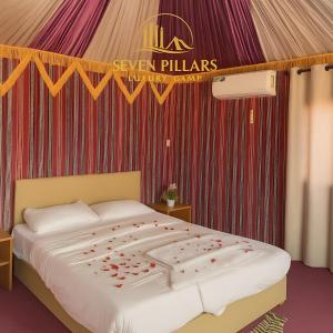Postel nebo postele na pokoji v ubytování Seven Pillars Luxury Camp