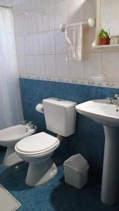a bathroom with a toilet and a sink at Alojamiento en Villa Elisa in Villa Elisa